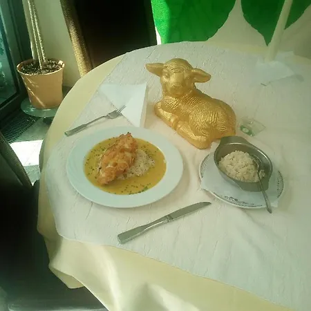 Отель Hotel-Restaurant Goldenes Lamm Динкельсбюль
